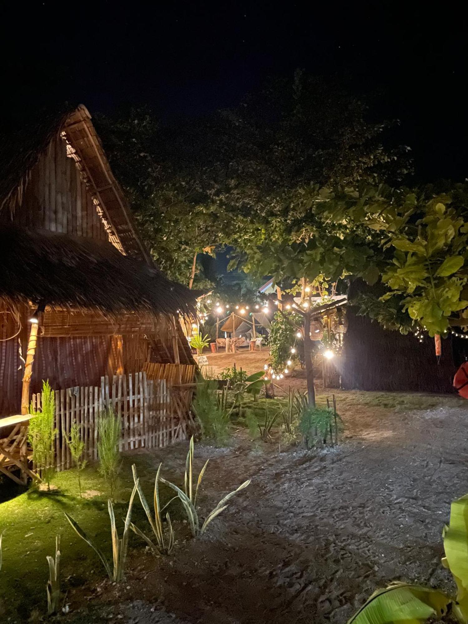 Tribal Huts Community Hostel Daanbantayan Ngoại thất bức ảnh