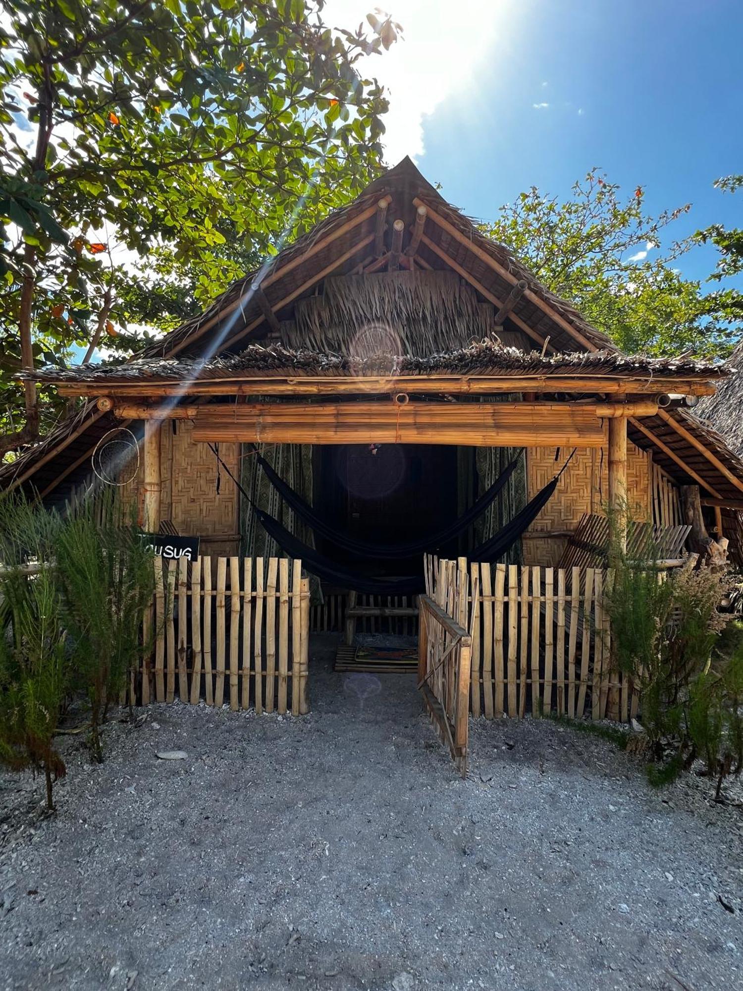 Tribal Huts Community Hostel Daanbantayan Ngoại thất bức ảnh
