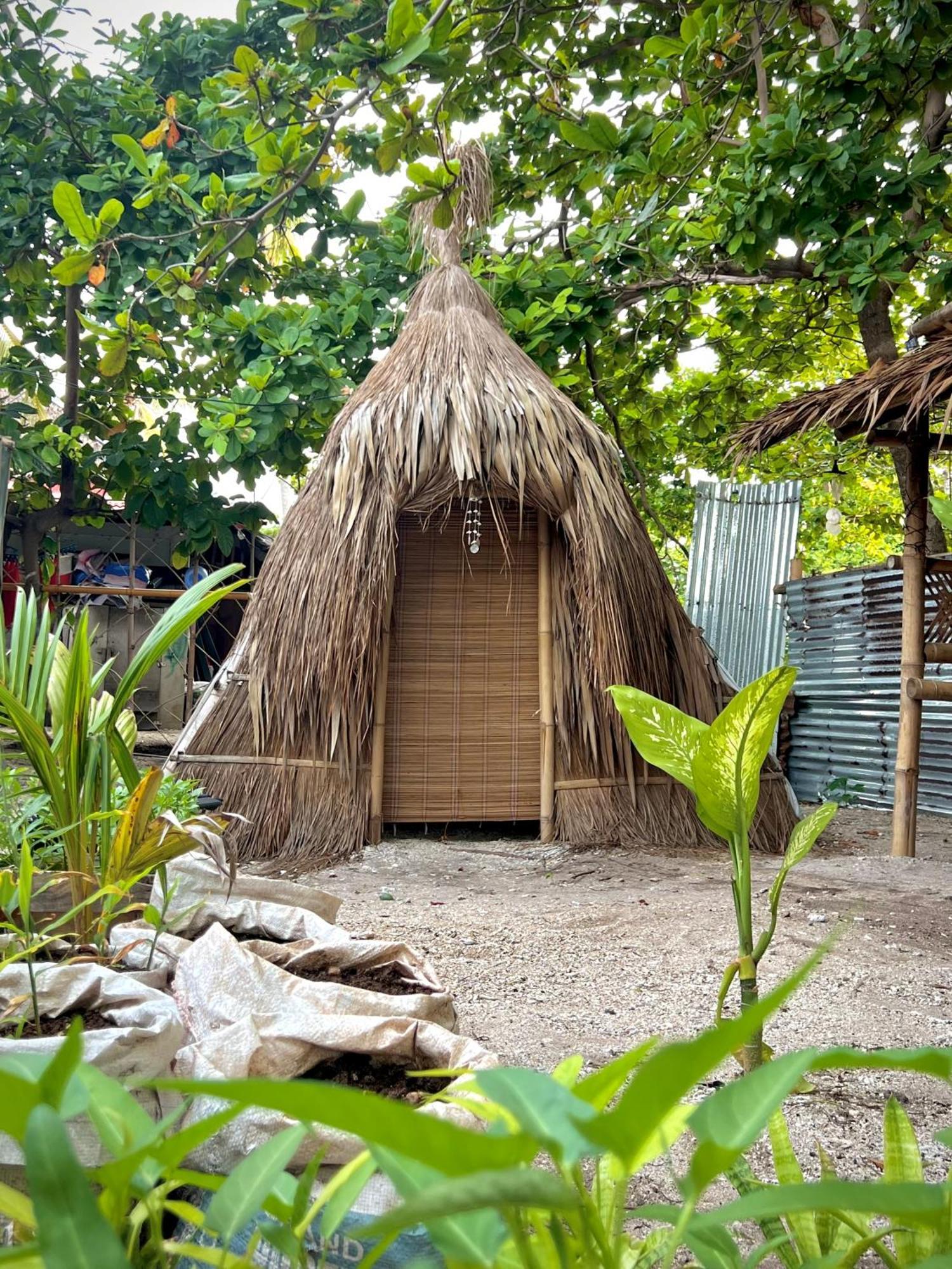 Tribal Huts Community Hostel Daanbantayan Phòng bức ảnh